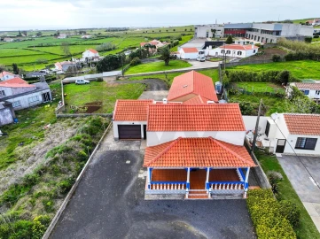 Moradia T7 para Venda em Vila do Porto