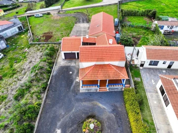 Moradia T7 para Venda em Vila do Porto