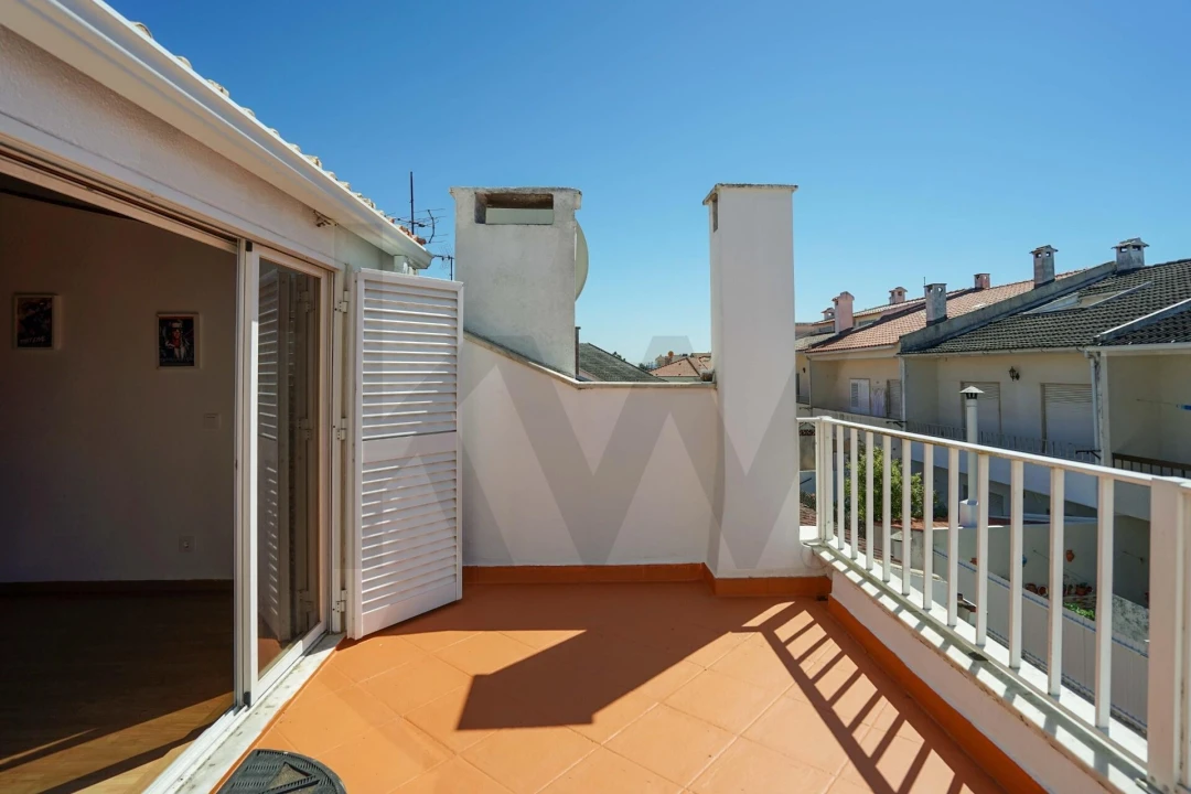 Moradia T5 para Venda em Corroios Foto 38