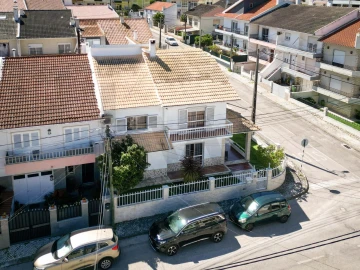 Moradia T5 para Venda em Corroios