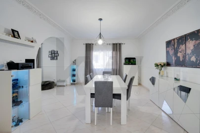 Moradia T5 para Venda em Corroios