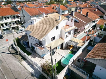 Moradia T5 para Venda em Corroios