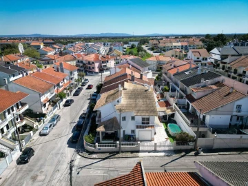 Moradia T5 para Venda em Corroios