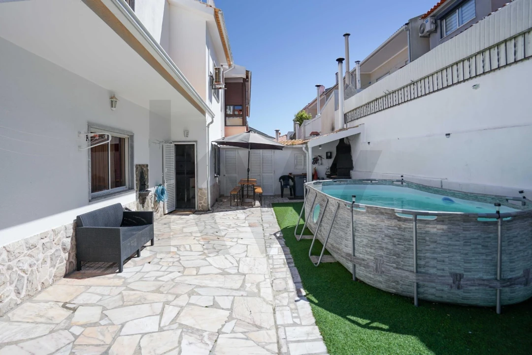 Moradia T5 para Venda em Corroios Foto 40