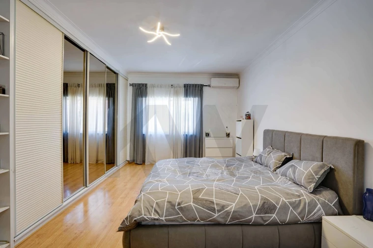 Moradia T5 para Venda em Corroios Foto 24