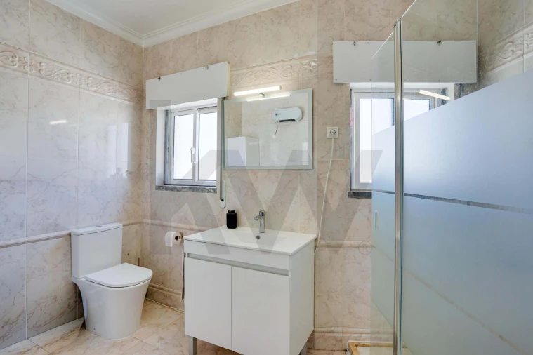 Moradia T5 para Venda em Corroios Foto 22