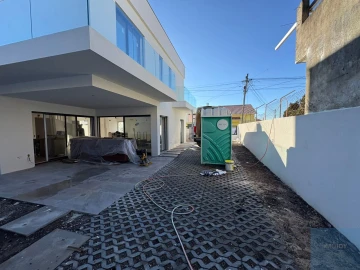 Moradia T3 para Venda em São Domingos de Rana