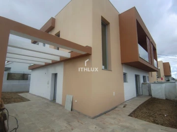 Apartamento T4 para Venda em Fernao Ferro