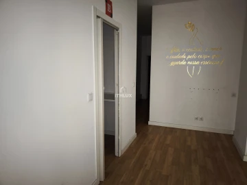 Negócio para Venda em Santo António dos Cavaleiros e Frielas