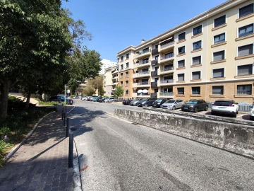 Negócio para Venda em Santo António dos Cavaleiros e Frielas