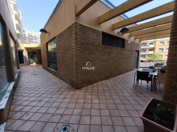 Negócio para Venda em Santo António dos Cavaleiros e Frielas