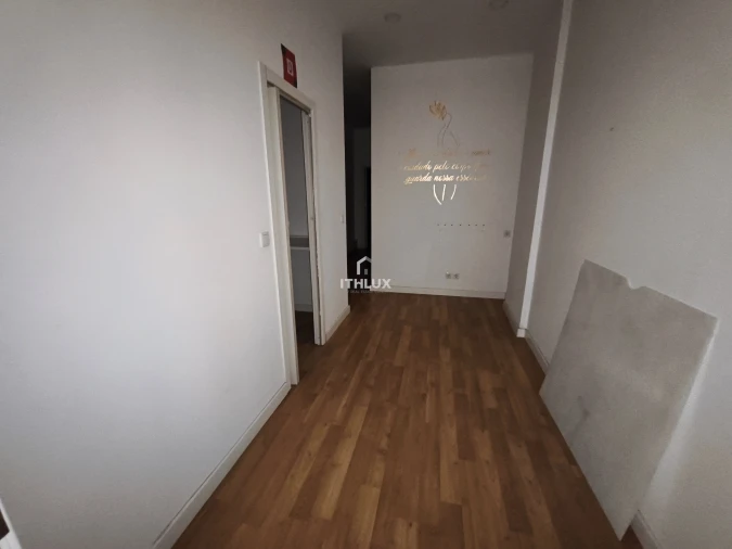 Negócio para Venda em Santo António dos Cavaleiros e Frielas Foto 17