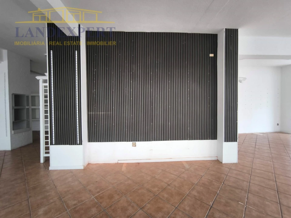 Loja para Arrendamento em Armação de Pera Foto 2