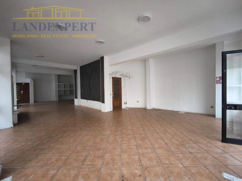 Loja para Arrendamento em Armação de Pera Foto 1