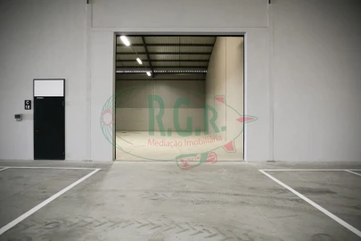 Armazém para Arrendamento em Fânzeres e São Pedro da Cova