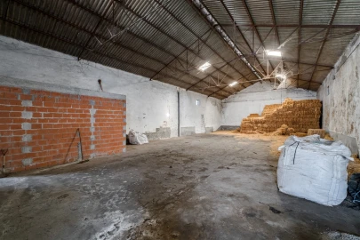 Armazém para Venda em São Manços e São Vicente do Pigeiro