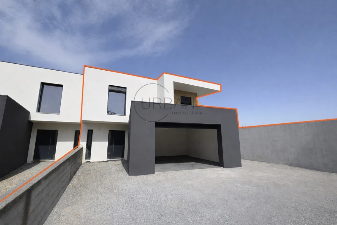 Moradia T4 para Venda em São João de Lourosa Foto 1