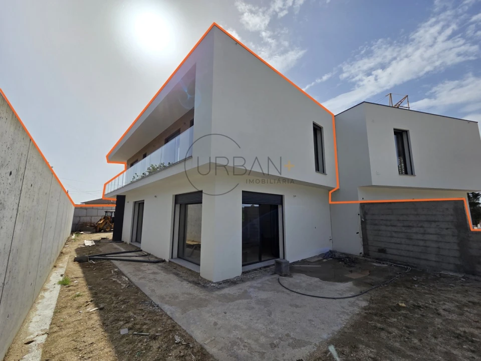 Moradia T4 para Venda em São João de Lourosa Foto 1
