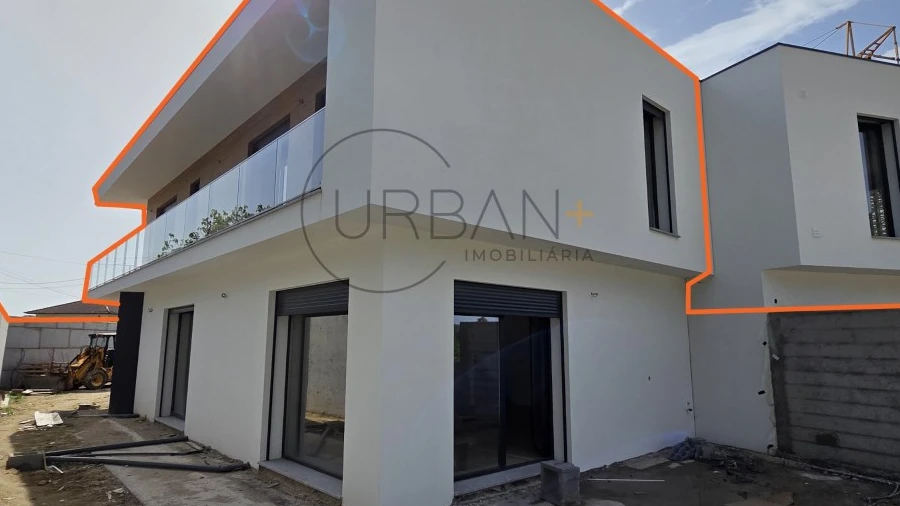 Moradia T4 para Venda em São João de Lourosa