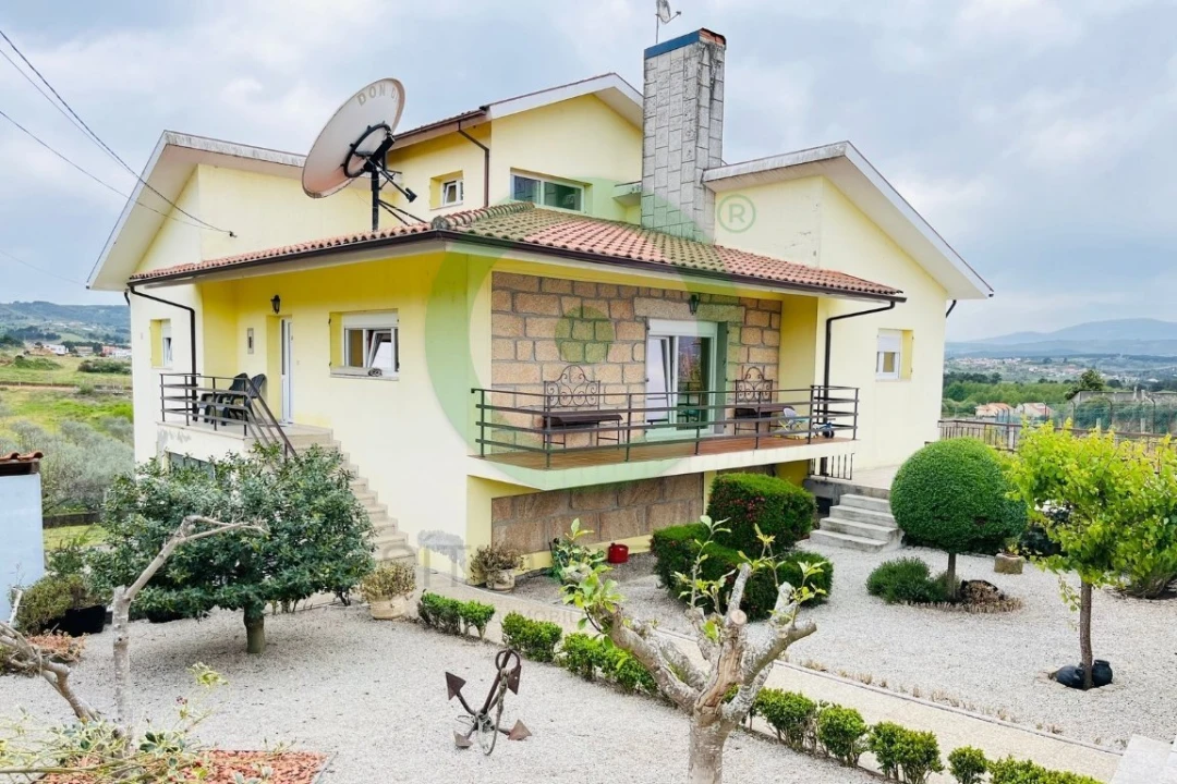 Moradia T4 para Venda em Vilar de Nantes Foto 1