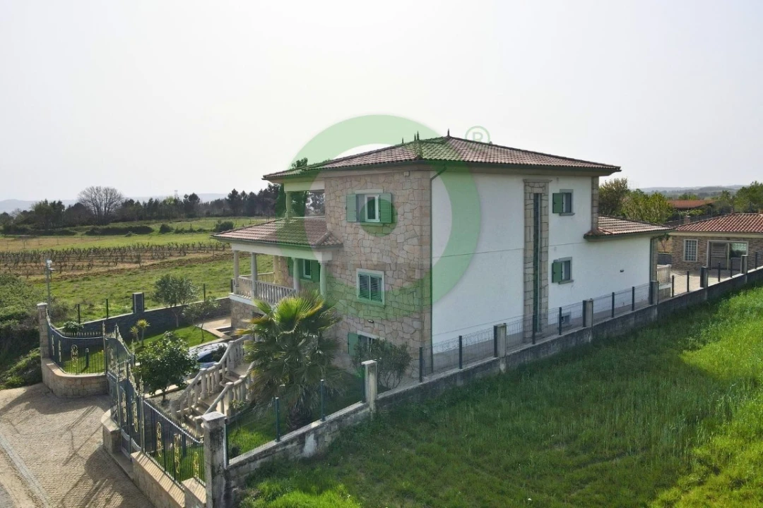 Moradia T5 para Venda em Ervões Foto 3