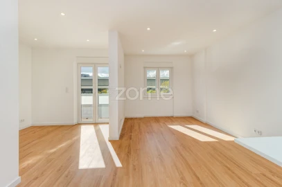 Apartamento T1 para Arrendamento em Agualva e Mira-Sintra