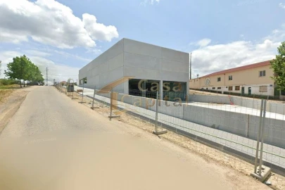 Loja para Arrendamento em Constantim e Vale de Nogueiras