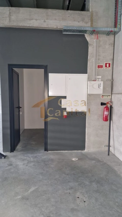 Loja para Arrendamento em Constantim e Vale de Nogueiras