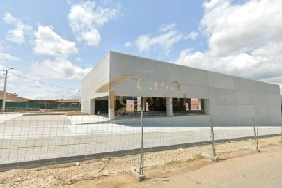 Loja para Arrendamento em Constantim e Vale de Nogueiras