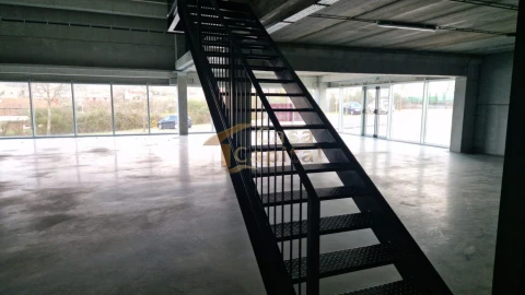 Loja para Arrendamento em Constantim e Vale de Nogueiras