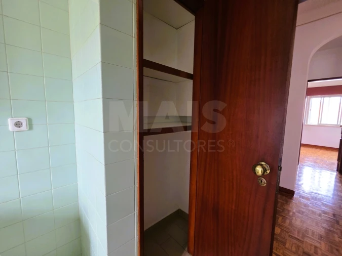 Apartamento T2 para Arrendamento em Porto Salvo Foto 11