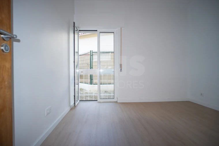 Apartamento T2 para Arrendamento em Porto Salvo Foto 10