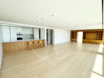 Apartamento T4 para Arrendamento em Carcavelos e Parede
