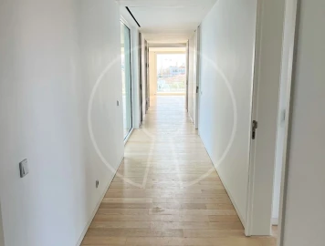 Apartamento T4 para Arrendamento em Carcavelos e Parede