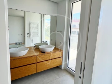 Apartamento T4 para Arrendamento em Carcavelos e Parede