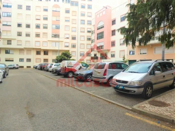 Garagem para Venda em Massamá e Monte Abraão