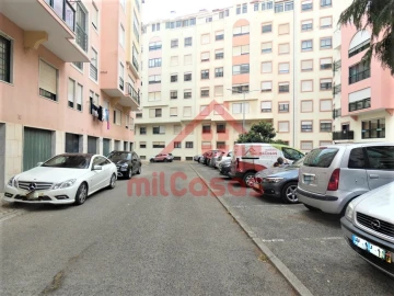 Garagem para Venda em Massamá e Monte Abraão