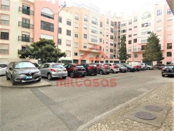 Garagem para Venda em Massamá e Monte Abraão