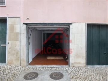 Armazém para Venda em Massamá e Monte Abraão