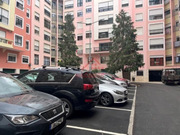 Armazém para Venda em Massamá e Monte Abraão