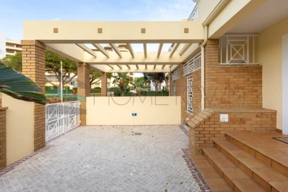 Moradia T4 para Venda em Quarteira