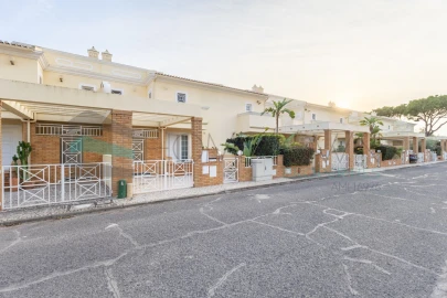 Moradia T4 para Venda em Quarteira