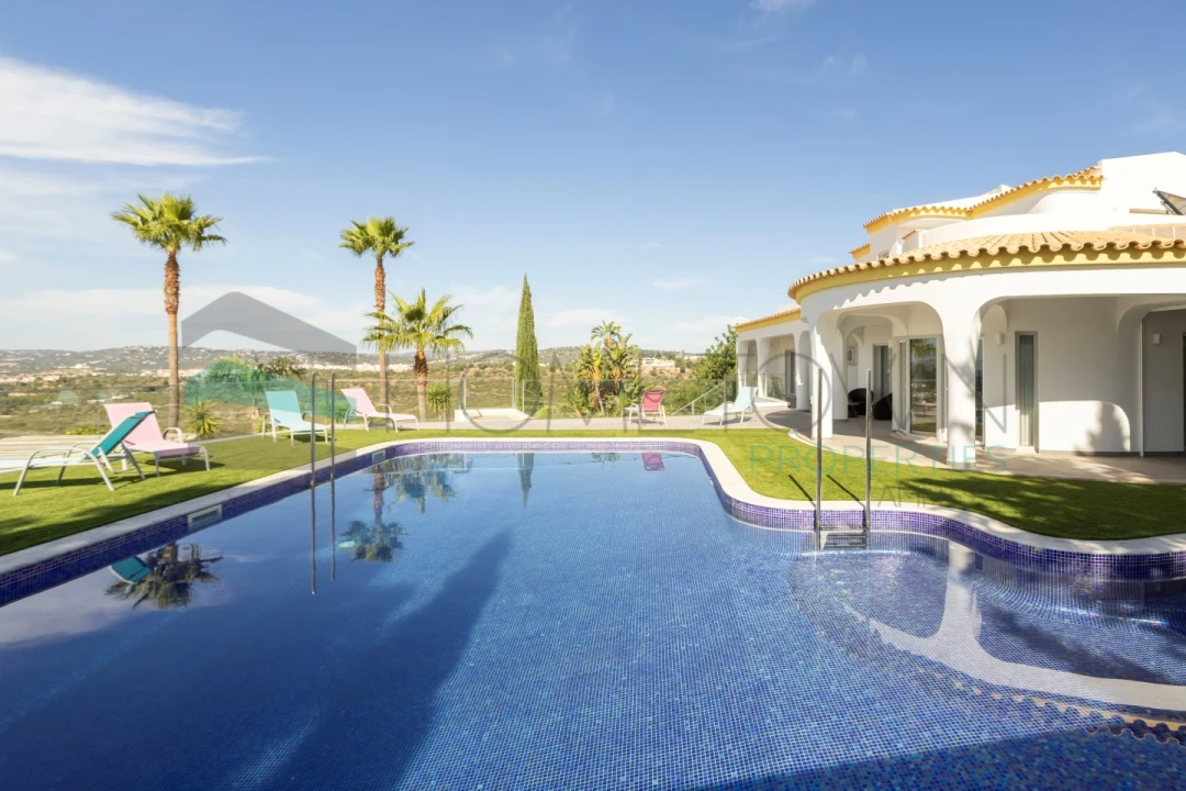 Moradia T4 para Venda em Santa Barbara de Nexe Foto 2