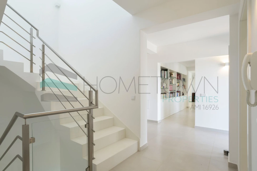 Moradia T4 para Venda em Santa Barbara de Nexe Foto 3