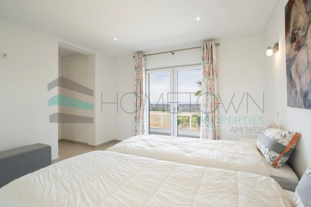 Moradia T4 para Venda em Santa Barbara de Nexe Foto 15