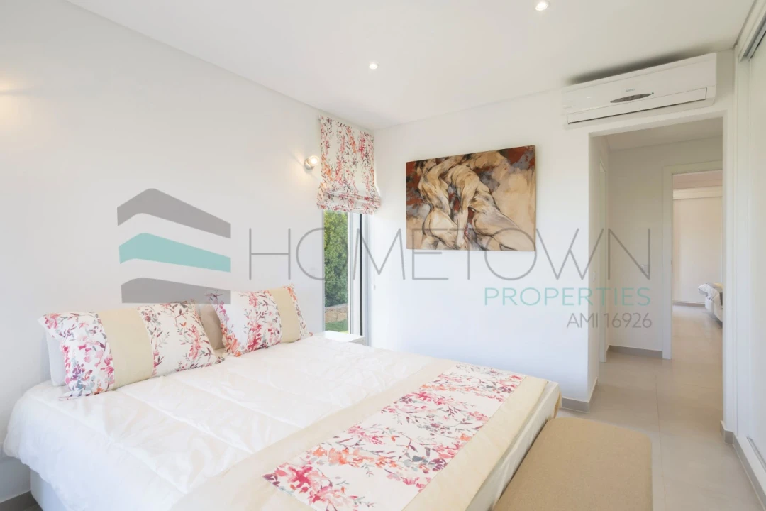 Moradia T4 para Venda em Santa Barbara de Nexe Foto 17