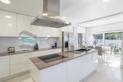 Moradia T4 para Venda em Santa Barbara de Nexe