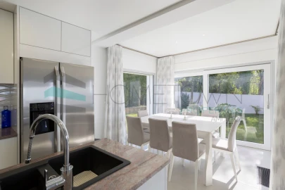 Moradia T4 para Venda em Santa Barbara de Nexe