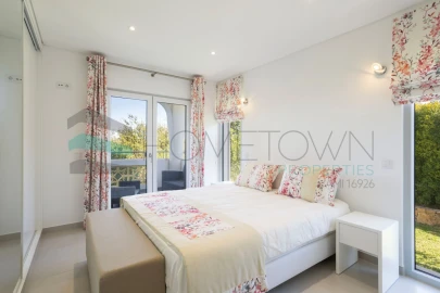 Moradia T4 para Venda em Santa Barbara de Nexe