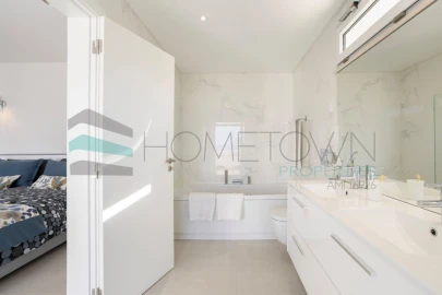 Moradia T4 para Venda em Santa Barbara de Nexe